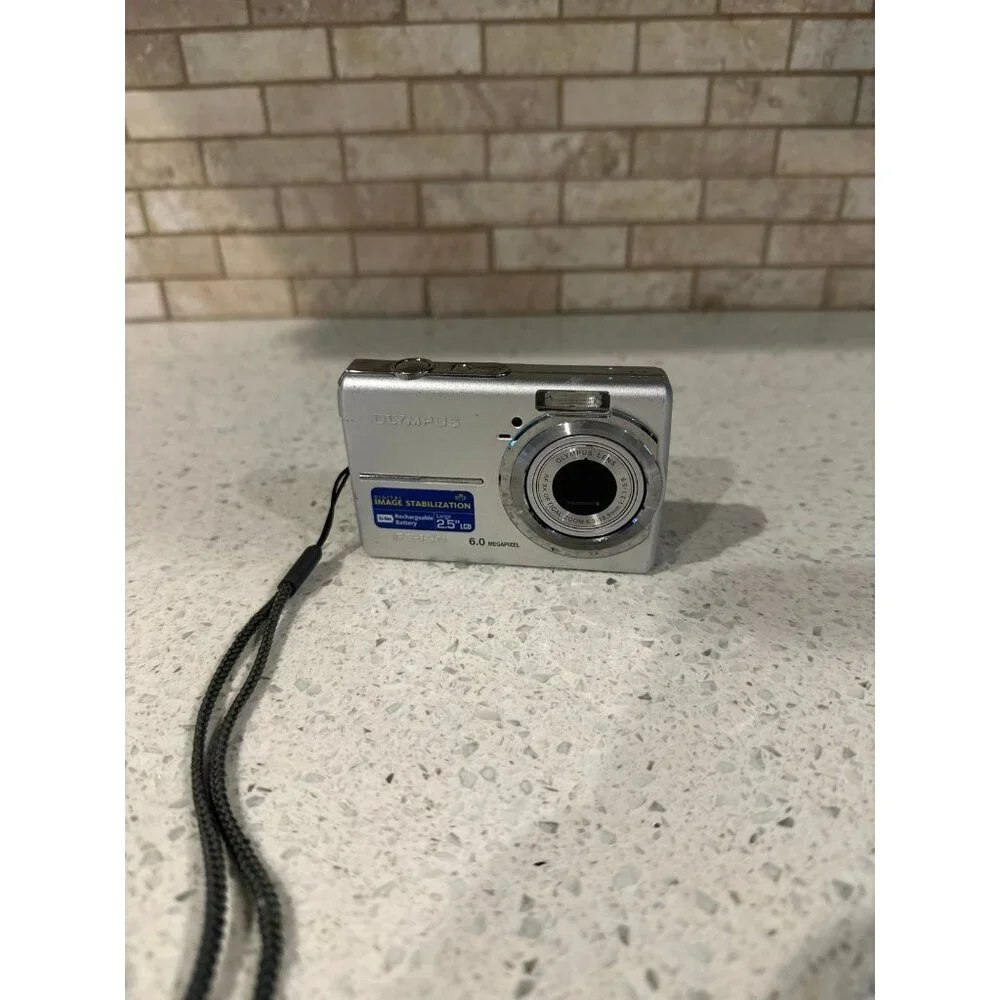 Olympus‎ Digital Camera FE-190 6.0MP Silver Photograph